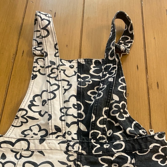 Forever21 Women’s Overalls Black White Flowers Festival S-M - Picture 11 of 13